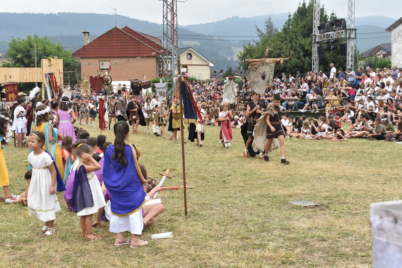 Senadores y jefes de tribus, pitonisas y sacerdotisas, diosas y caudillos de las Guerras Cántabras tomaron el protagonismo ayer domingo en Los Corrales de Buelna, en una versión reducida en edad pero con la misma calidad que todas las representaciones que se viven desde el pasado viernes en la Fiesta de Interés Turístico Internacional que recrea la conquista de Cantabria a manos del Imperio romano