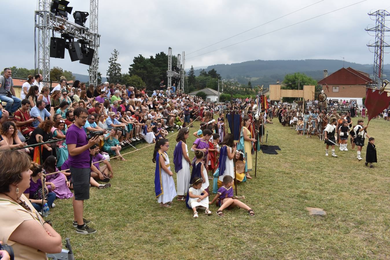 Senadores y jefes de tribus, pitonisas y sacerdotisas, diosas y caudillos de las Guerras Cántabras tomaron el protagonismo ayer domingo en Los Corrales de Buelna, en una versión reducida en edad pero con la misma calidad que todas las representaciones que se viven desde el pasado viernes en la Fiesta de Interés Turístico Internacional que recrea la conquista de Cantabria a manos del Imperio romano