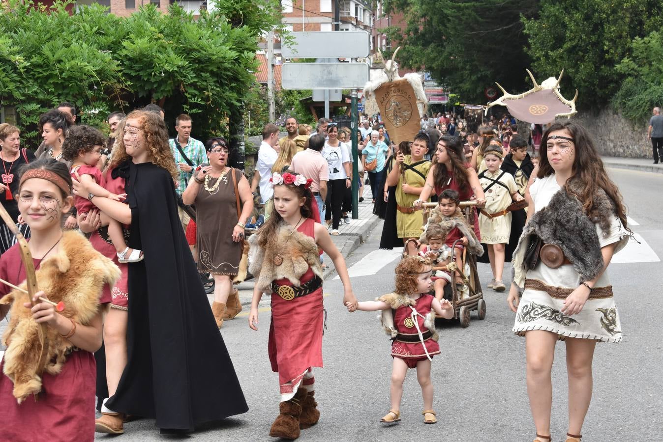 Senadores y jefes de tribus, pitonisas y sacerdotisas, diosas y caudillos de las Guerras Cántabras tomaron el protagonismo ayer domingo en Los Corrales de Buelna, en una versión reducida en edad pero con la misma calidad que todas las representaciones que se viven desde el pasado viernes en la Fiesta de Interés Turístico Internacional que recrea la conquista de Cantabria a manos del Imperio romano