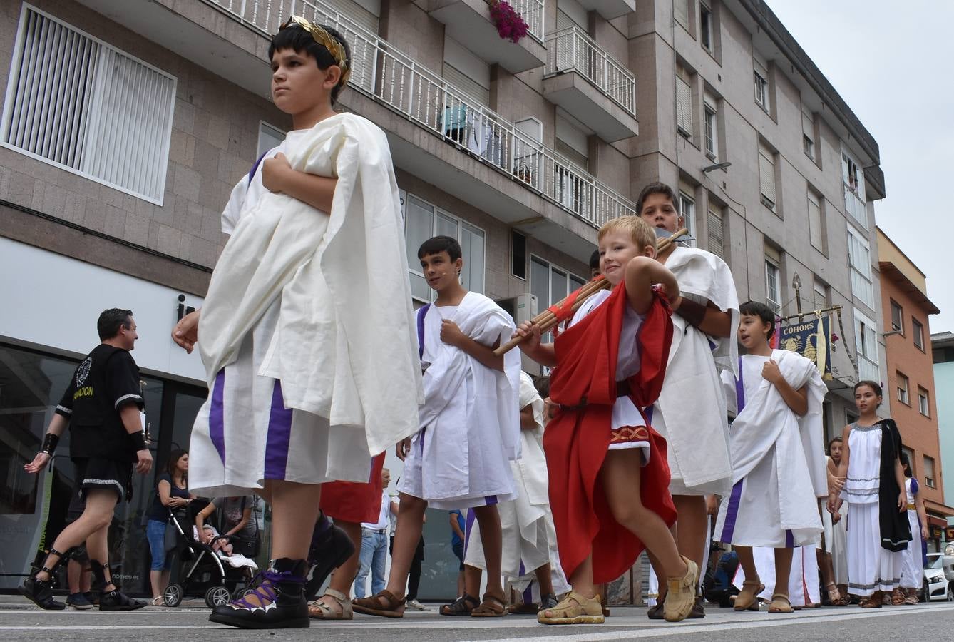 Senadores y jefes de tribus, pitonisas y sacerdotisas, diosas y caudillos de las Guerras Cántabras tomaron el protagonismo ayer domingo en Los Corrales de Buelna, en una versión reducida en edad pero con la misma calidad que todas las representaciones que se viven desde el pasado viernes en la Fiesta de Interés Turístico Internacional que recrea la conquista de Cantabria a manos del Imperio romano