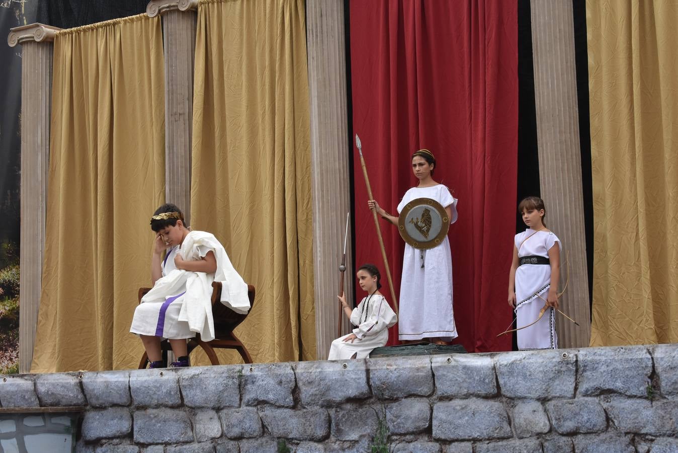 Senadores y jefes de tribus, pitonisas y sacerdotisas, diosas y caudillos de las Guerras Cántabras tomaron el protagonismo ayer domingo en Los Corrales de Buelna, en una versión reducida en edad pero con la misma calidad que todas las representaciones que se viven desde el pasado viernes en la Fiesta de Interés Turístico Internacional que recrea la conquista de Cantabria a manos del Imperio romano