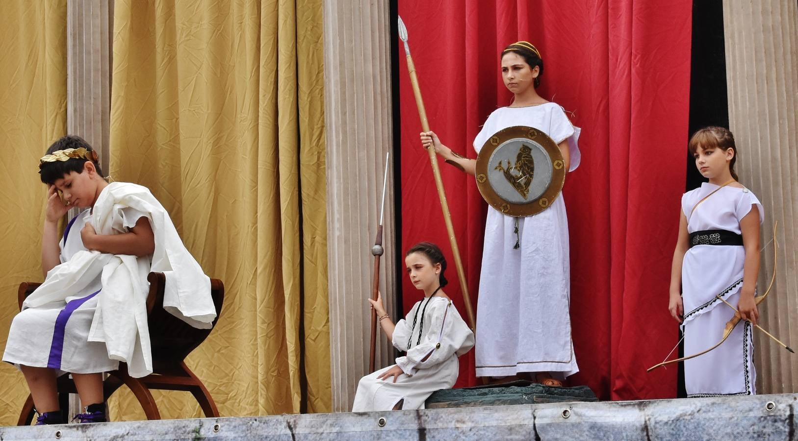 Senadores y jefes de tribus, pitonisas y sacerdotisas, diosas y caudillos de las Guerras Cántabras tomaron el protagonismo ayer domingo en Los Corrales de Buelna, en una versión reducida en edad pero con la misma calidad que todas las representaciones que se viven desde el pasado viernes en la Fiesta de Interés Turístico Internacional que recrea la conquista de Cantabria a manos del Imperio romano