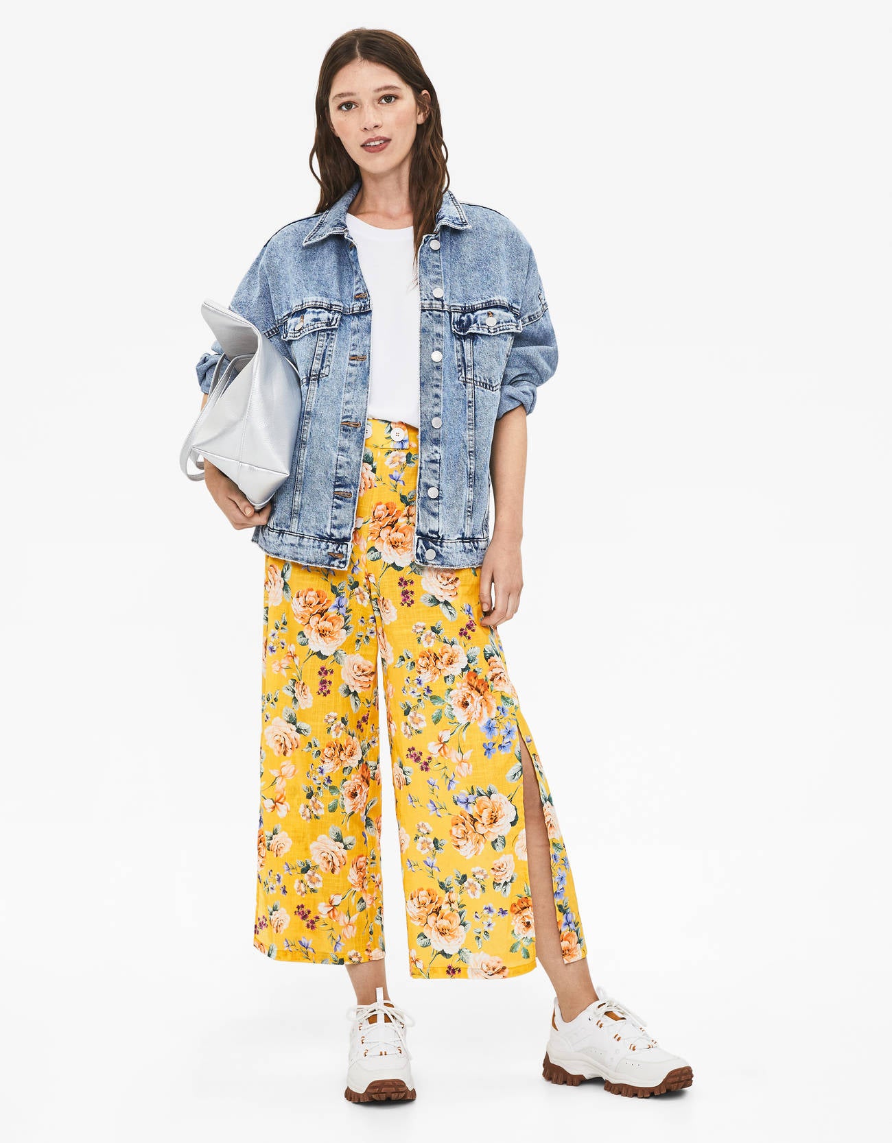 21. Tampoco nos olvidamos en otoño del estampado floral. El de este pantalón 'culotte', en color mostaza y con abertura lateral, alegrará tus días esta temporada. Es de Bershka y cuesta 25,99 euros. 