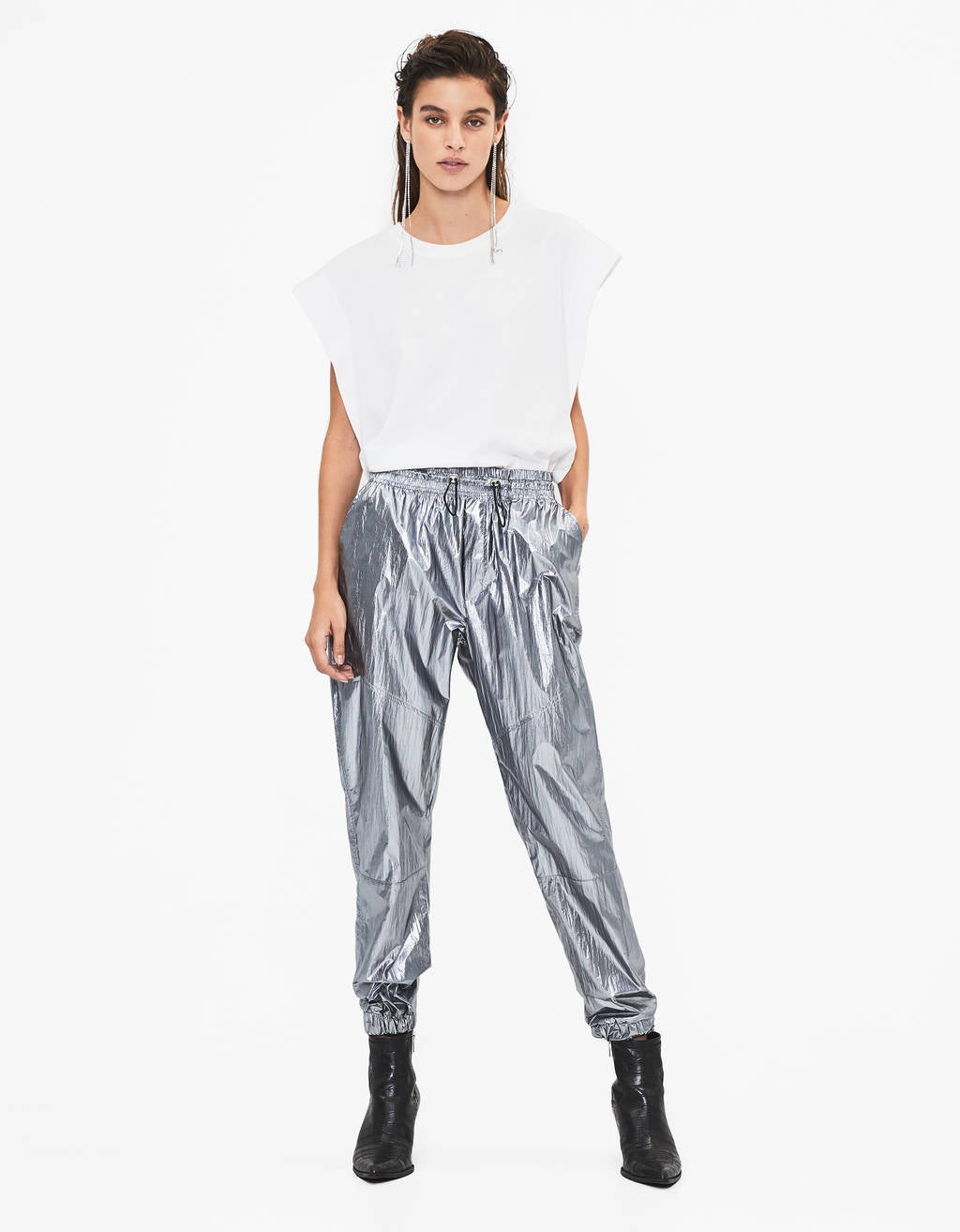 7. Con este pantalón de Bershka (19,99 euros) , estilo jogger y metalizado se te verá a la legua. 