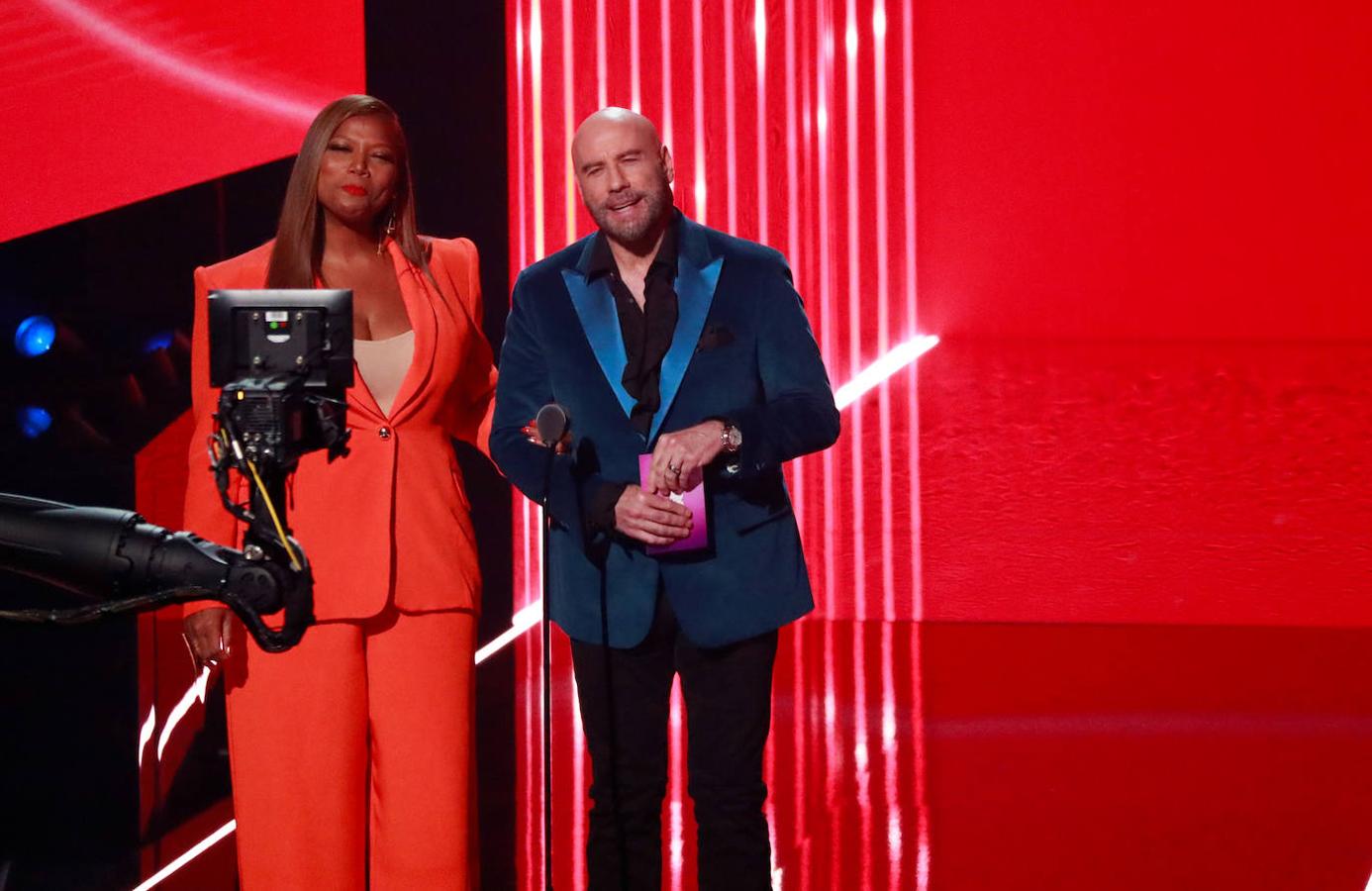 El actor John Travolta anuncia el premio VMA.