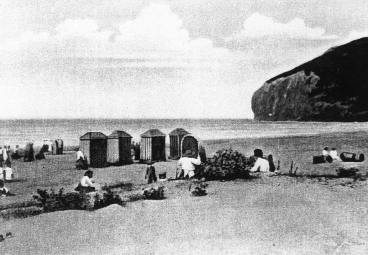 Casetas y cestas de baños en la playa de Berria.