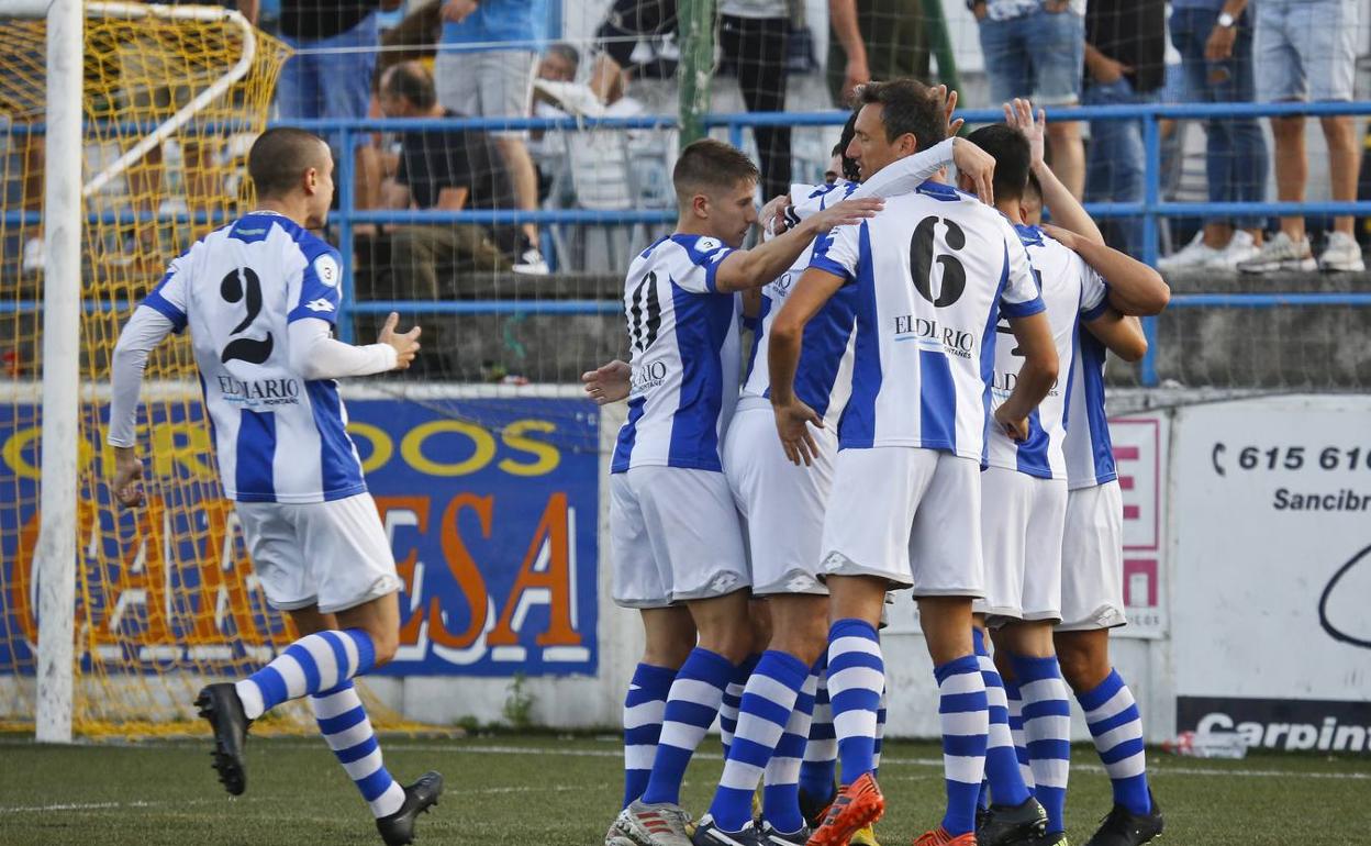 Los jugadores de la Gimnástica celebran un gol ante el Bezana el pasado viernes en Liga. 