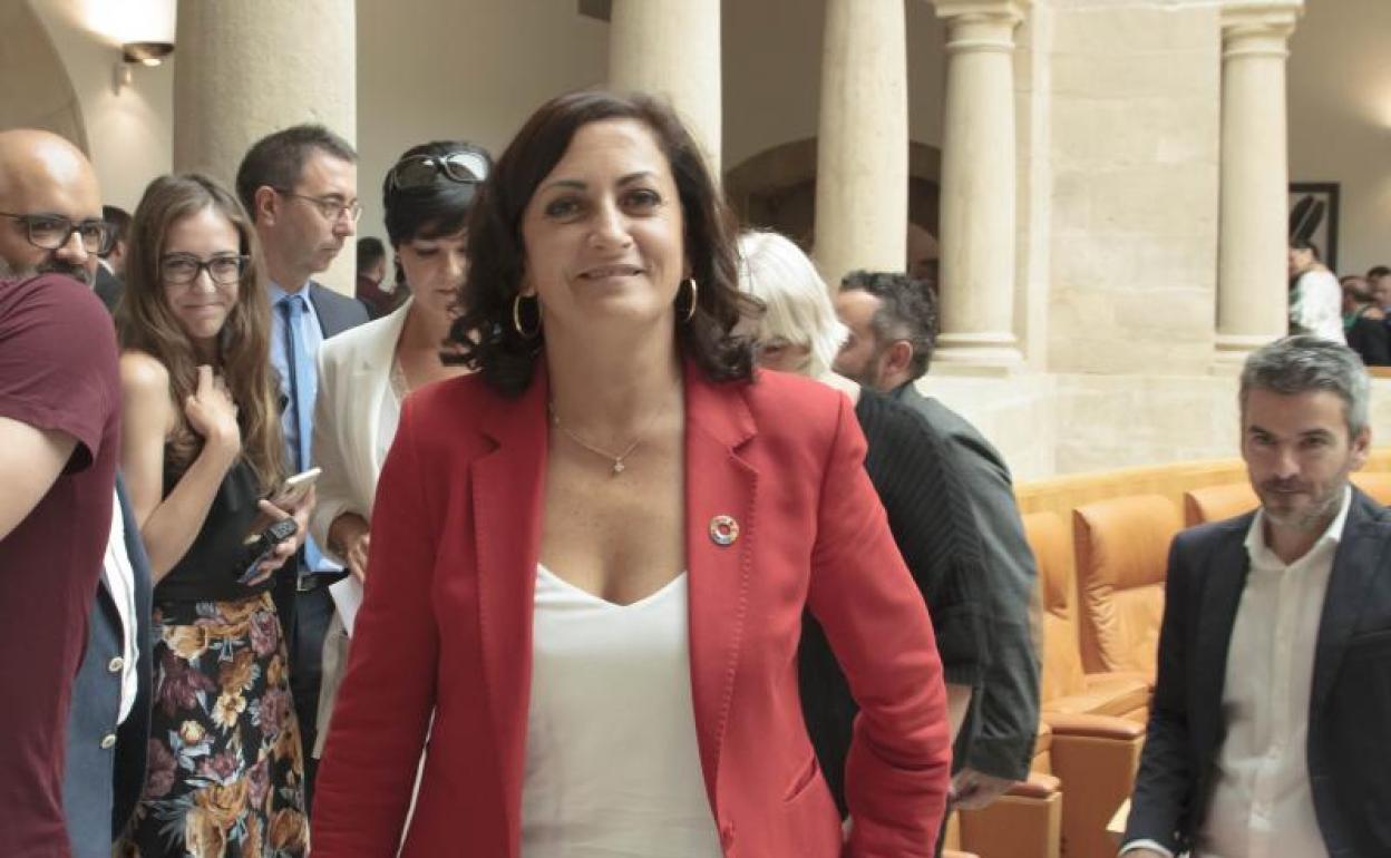 La recién elegida presidenta de La Rioja, Concha Andreu (PSOE), abandona el hemiciclo del Parlamento de La Rioja, tras concluir la segunda sesión del debate de su investidura.