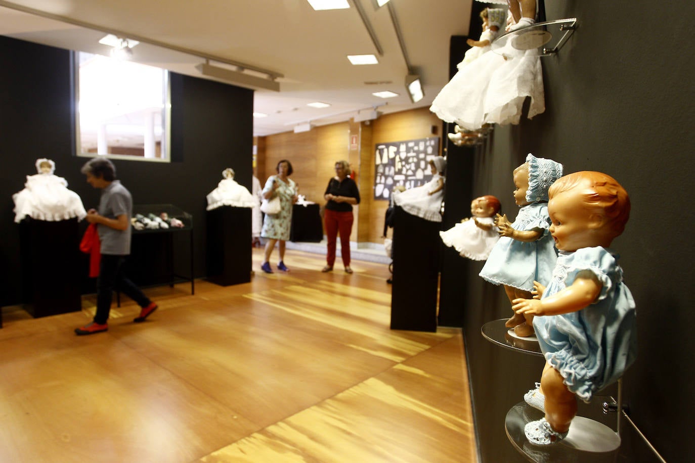 Fotos: Puntadas por la historia de la moda en Torrelavega