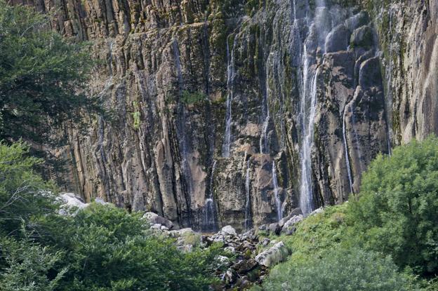  Imagen que presenta la cascada a estas alturas del año. Apenas caen unos hilos de agua.