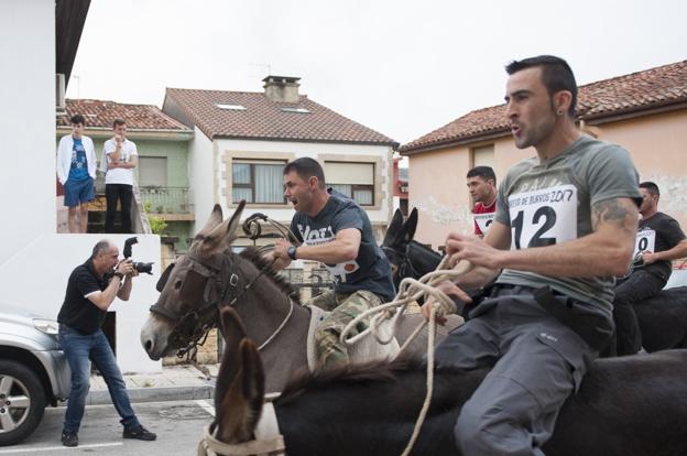 Salida de la última carrera de burros en las fiestas de Tanos, celebrada hace dos años.