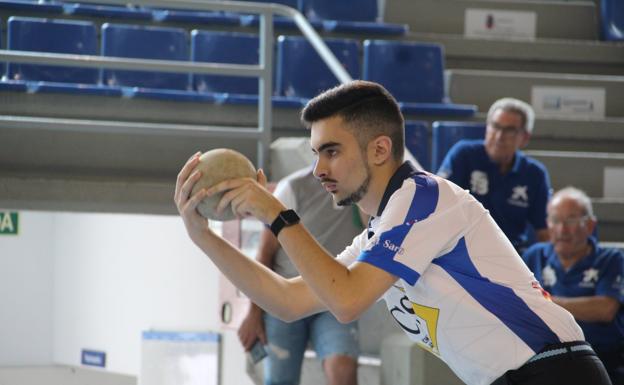 Marcos Saro es líder del Campeonato de España tras derribar 137 bolos. 