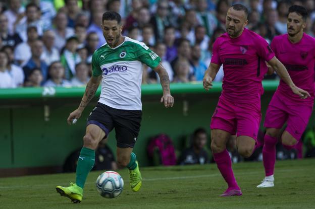 Cejudo conduce el balón en el partido frente al Málaga. 