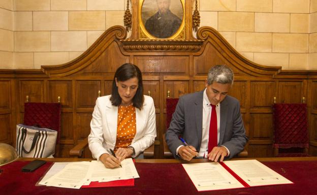 Gema Igual y Pablo Zuloaga, en la firma del convenio.