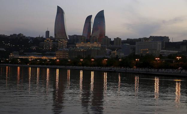 Vista de las torres Flame de Bakú. 