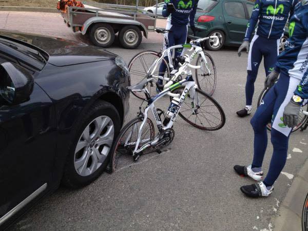 En 2012, Madrazo fue arrollado mientras entrenaba para la Flecha Valona. Así quedó su bicicleta.