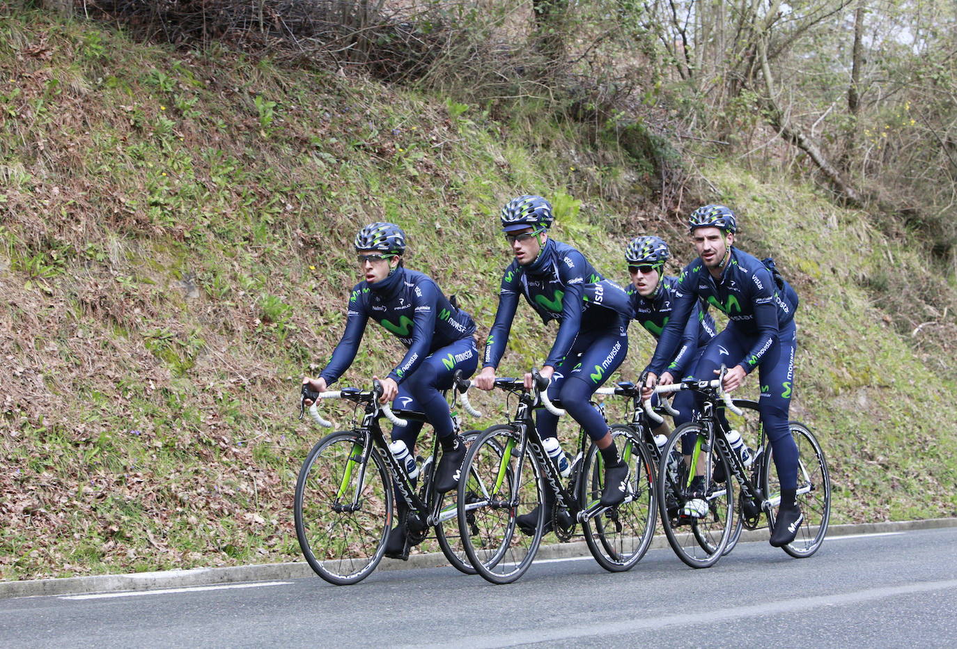 Los cuatro componentes del equipo de Movistar de 2013 -entre ellos los cántabros Juanjo Cobo y Angel Madrazo- subiendo las rampas de Gabiria.
