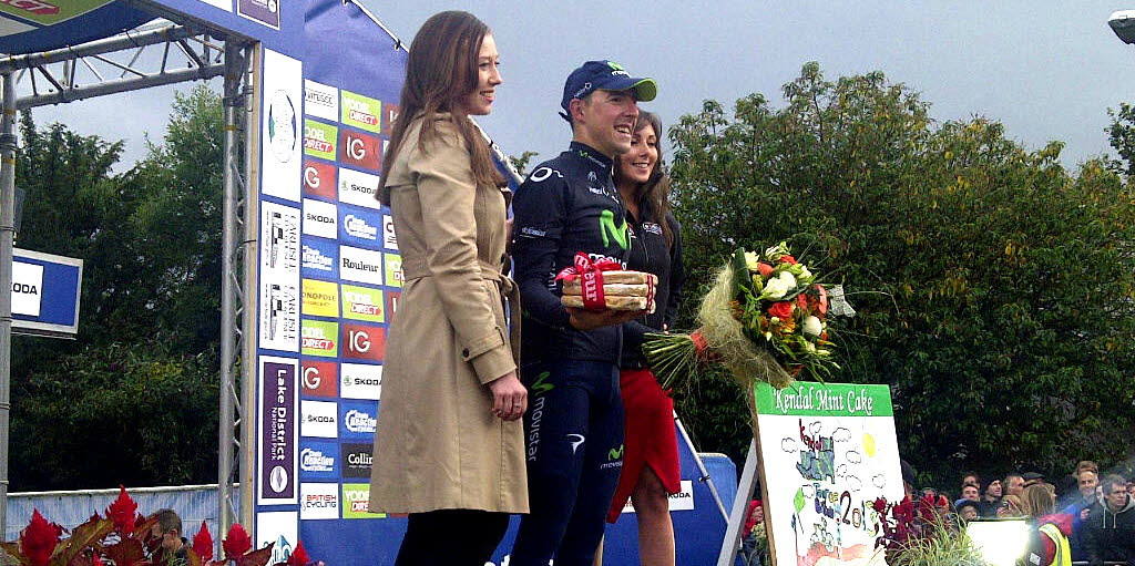 Angel Madrazo, líder de la Montaña en 2013, en el podio de Kendal del Tour of Britain.