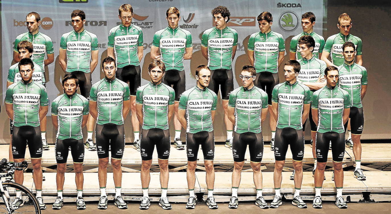 Presentación en 2015 de la plantilla profesional ciclistas Caja Rural entre los que estaba el cántabro Ángel Madrazo.