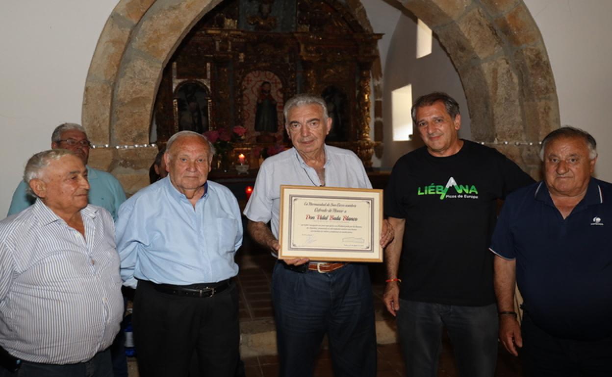 De izquierda a derecha, Carlos Agüeros, Ricardo Heras, Vidal Bada, Jesús Cuevas y José Verdeja, en el interior de la ermita de San Tirso/ Fotografía: Pedro Álvarez