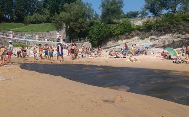 Una fuga del estanque de Mataleñas provoca un vertido en la playa de Los Molinucos