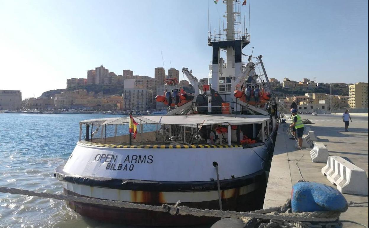 El 'Open arms' atracado en el puerto de Empedocle (Italia).
