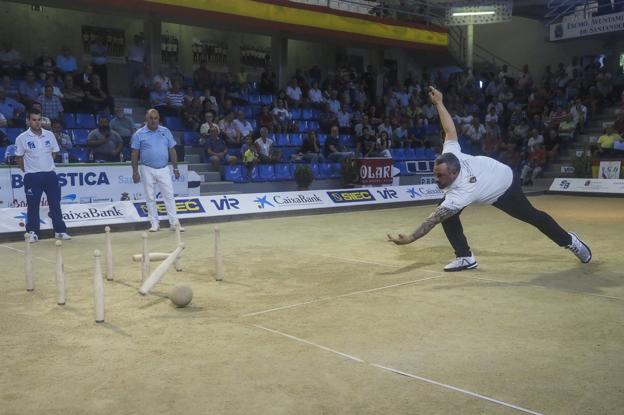 Carlos García, al birle en la Mateo Grijuela. 