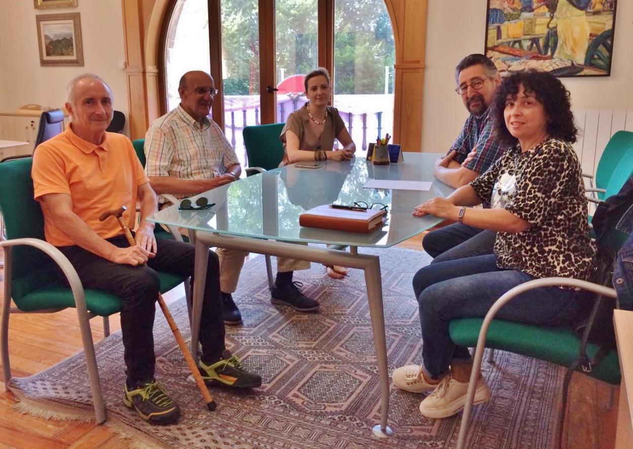 Primer encuentro oficial de la legislatura entre alcaldes y gobiernos de Los Corrales y San Felices de Buelna. 