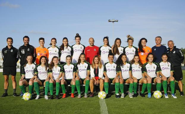 En la fila superior, de izquierda a derecha, Abel Cazorla (fisioterapeuta), Álex Fernández (preparador de porteros), Eva, Idoia, Carmen, Sarah Trocoli, Pablo Bolado (entrenador), Maialen, Sofía, Melanie, José Miguel Cobo (utillero) y José Ramón Martínez (delegado). Sentadas, Irene, Carlota, Lara Sierra, Yamila, Sara del Estal, Anto Verdugo (presidenta), Silvia, Ali, Lucía, Mariajo, y Liucija.