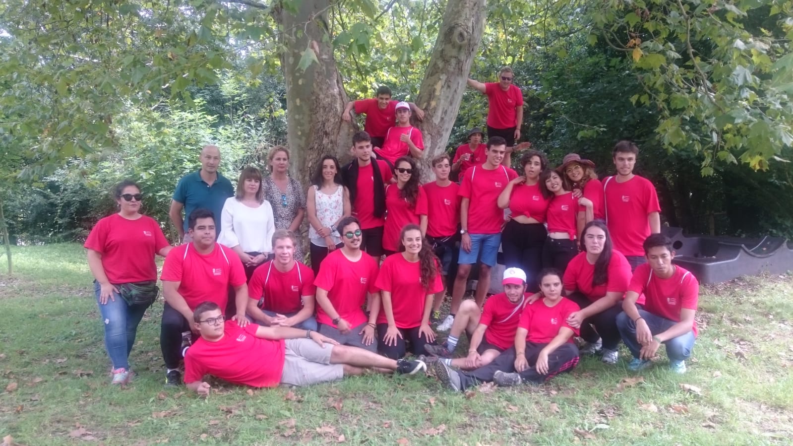 Los jóvenes participantes en el Campo de Voluntariado en Puente Viesgo.