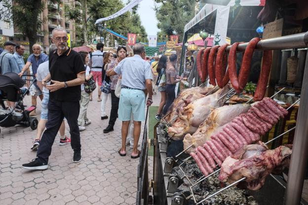 Decenas de personas, ayer, mientras compran en los diferentes puestos del Mercado Romano y aprovechan para degustar los quesos y embutidos. ::