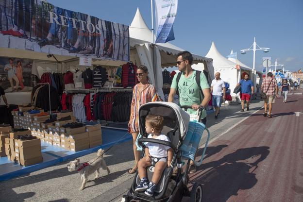 Uno de los puestos de venta de zapatos que se han instalado entre Puertochico y el Palacio de Festivales. 