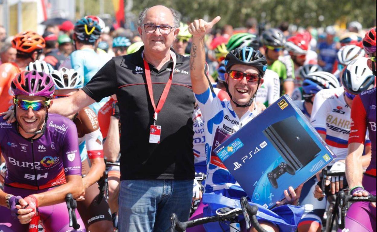 El ciclista cántabro posando con su nuevo regalo