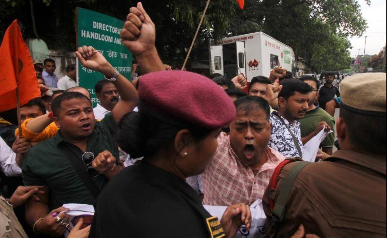 Miles de personas protestan contra el registro nacional de personas en Guwahati (India).