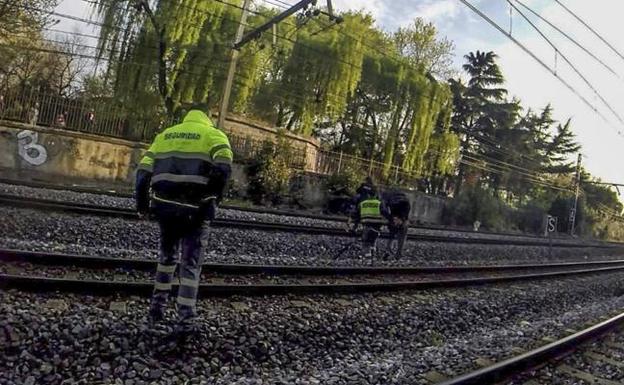 Imagen de archivo de unos vigilantes llevando retenido a uno de los grafiteros a los que interceptaron en primavera. 