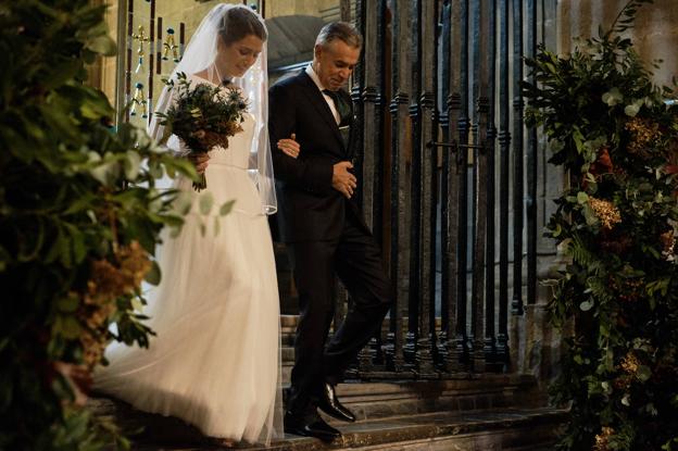 Un pletórico padre de la novia, en el 'sí, quiero' de Ana y Toñín.