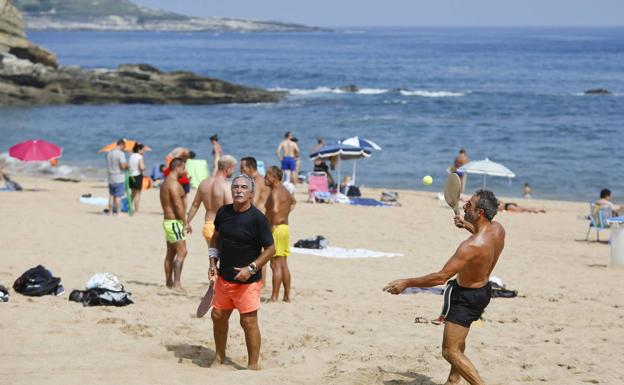 Muchas playas de Cantabria, como la de El Camello en Santander, tienen delimitadas zonas específicas para el juego de las palas.