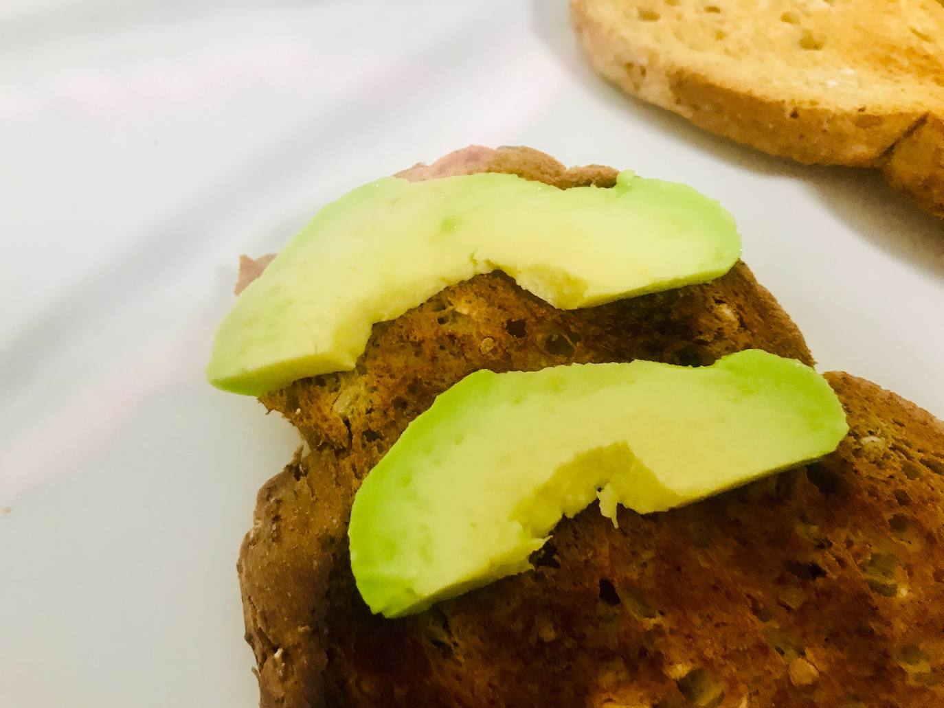 TOSTADAS DE AGUACATE Y GARBANZOS CARAMELIZADOS. 10-Poner las láminas de aguacate sobre la tostada de pan. 