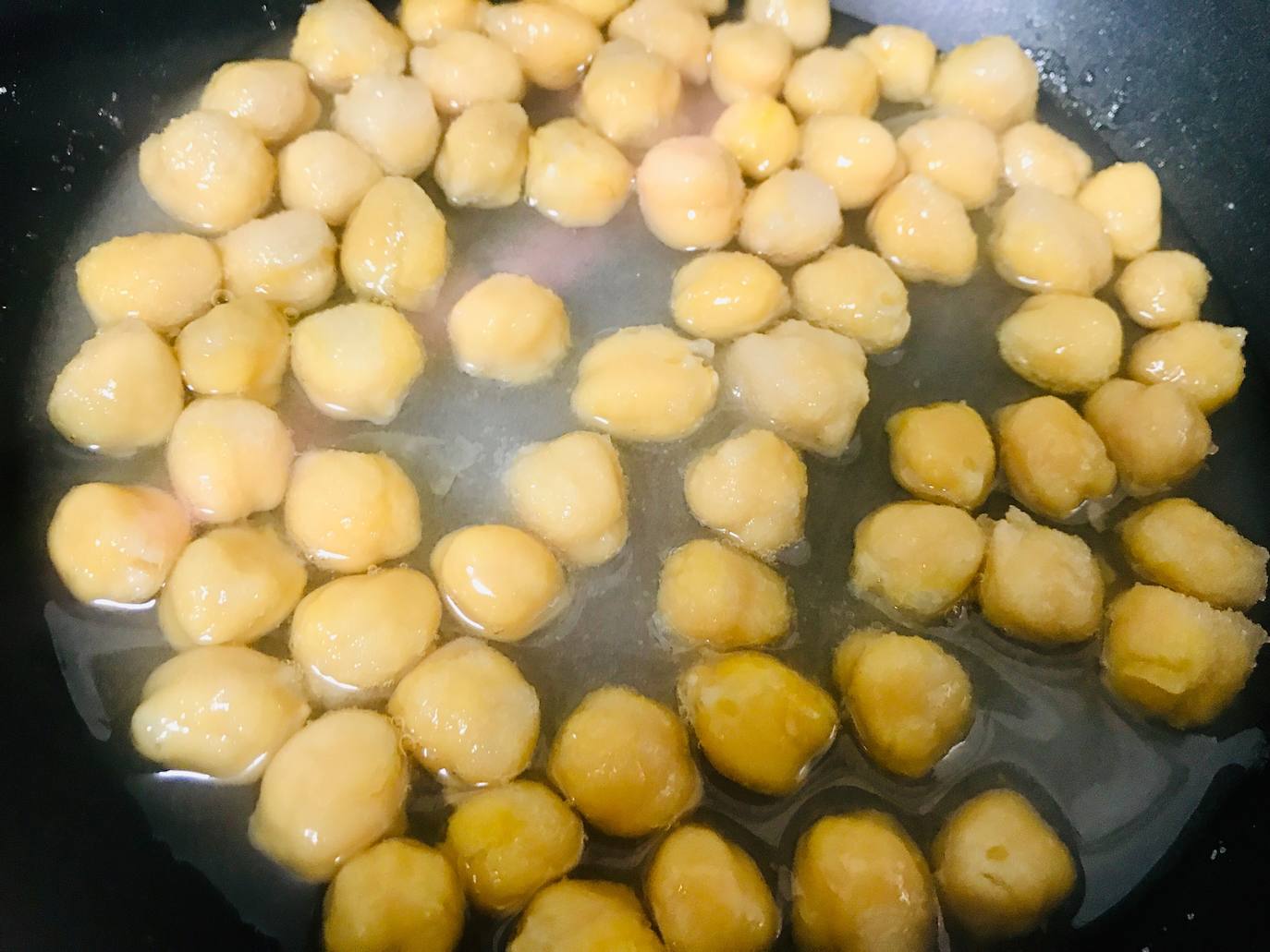 TOSTADAS DE AGUACATE Y GARBANZOS CARAMELIZADOS. 4-Remover con mucho cuidado con una espátula de madera. Dejar los garbanzos a fuego lento durante 20 minutos. 