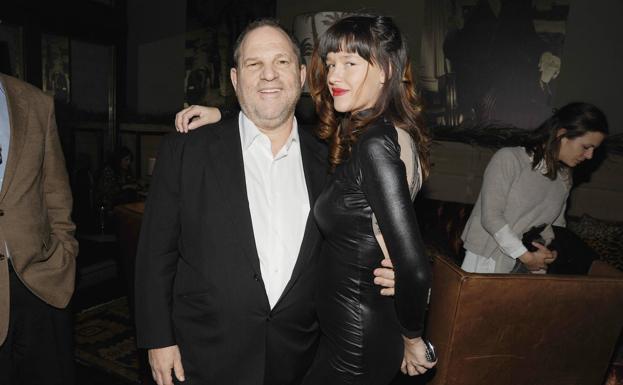 Imagen principal - Harvey Weinstein con la actriz Paz de la Huerta, que le ha denunciado por violación y aparece en el documental. El productor entregándose a la Policía en Nueva York en mayo de 2018 para ser juzgado y con la actriz Catherine Zeta-Jones en el Festival de Cannes de 1999.