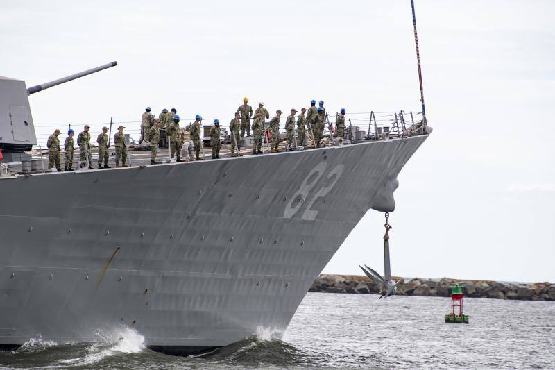 Efectivos de la Marina estadounidense llegan a Florida para colaborar en las tareas de emergencia.