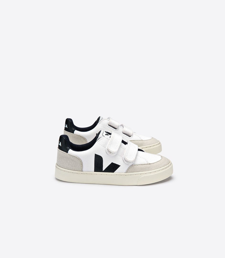 Zapatillas con cierre de velcro, de Veja Kids (70 euros).