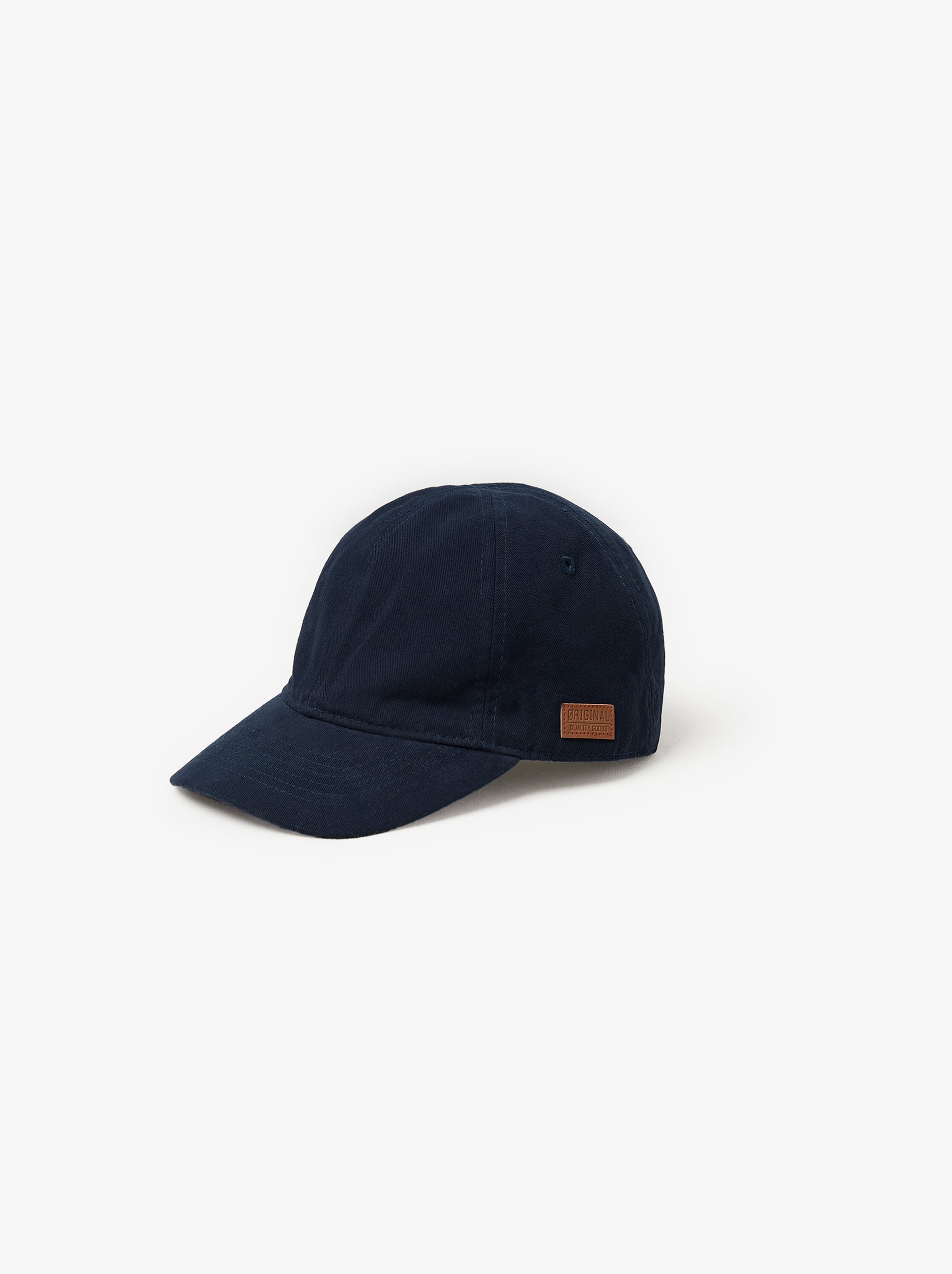 Gorra azul marino, de Zara (7,95 euros).