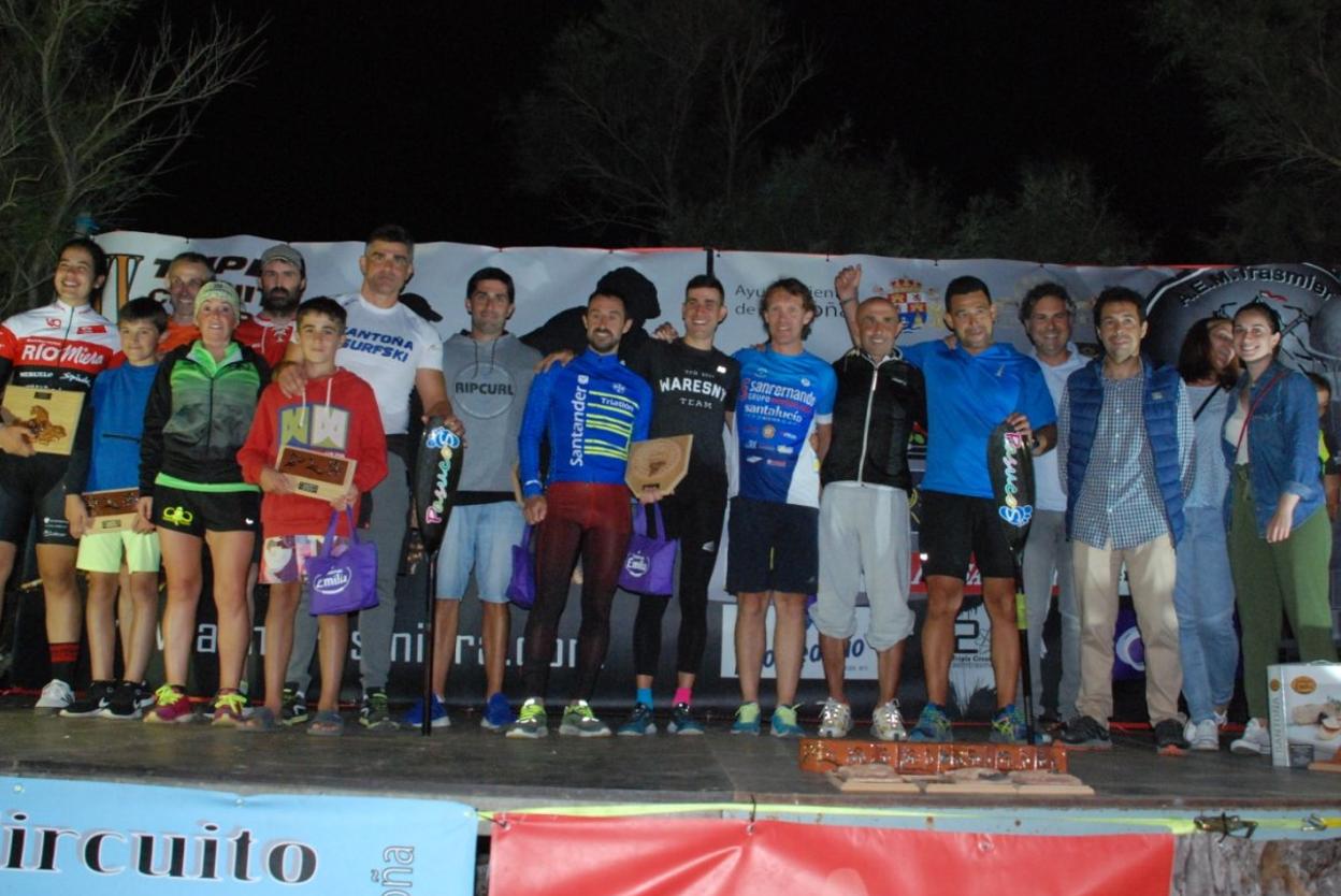 Los primeros clasificados en el Triatlón recibieron un premio de la Asociación Espeleo Montañera Trasmiera en la meta, fijada en playa de Berria.