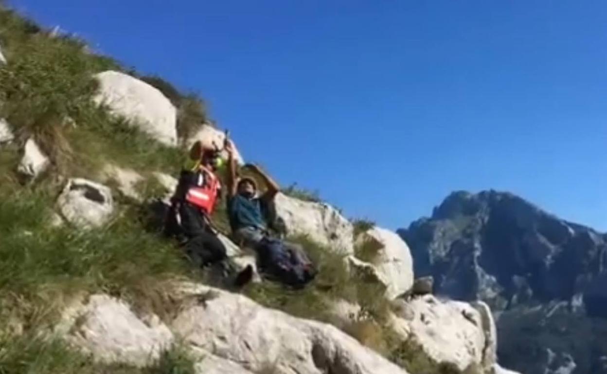 Un momento del rescate del escalador en Picos de Europa. 