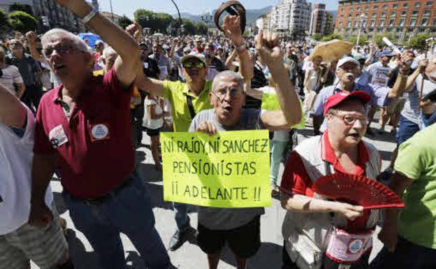 Sánchez propone blindar la pensiones por ley y frenar los abusos de los alquileres