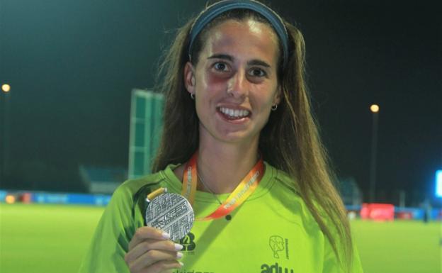 Valvanuz posa con la medalla de plata.