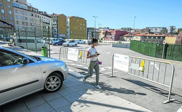 Un vehículo encuentra cerrado el acceso al aparcamiento del solar de la antigua Tabacalera, en la calle Alta. 