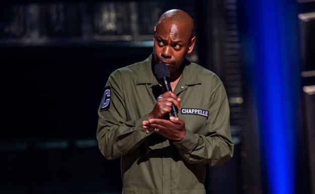 Dave Chappelle en el especial de comedia 'Sticks & Stones' que acaba de estrenar Netflix.