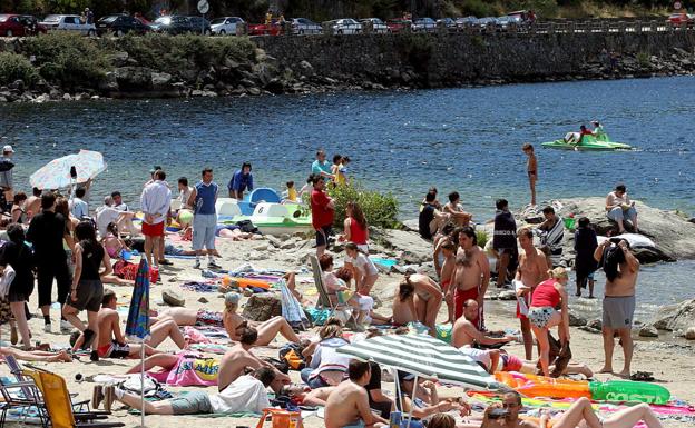 Bañistas disfrutan de la denominada playa grande del Parque Natural del Lago de Sanabria, situado al noroeste de la provincia de Zamora. Miles de turistas visitaron este fin de semana las playas de este lago, de origen glaciar y el más grande de la Península Ibérica, para aplacar los efectos de la ola de calor. 